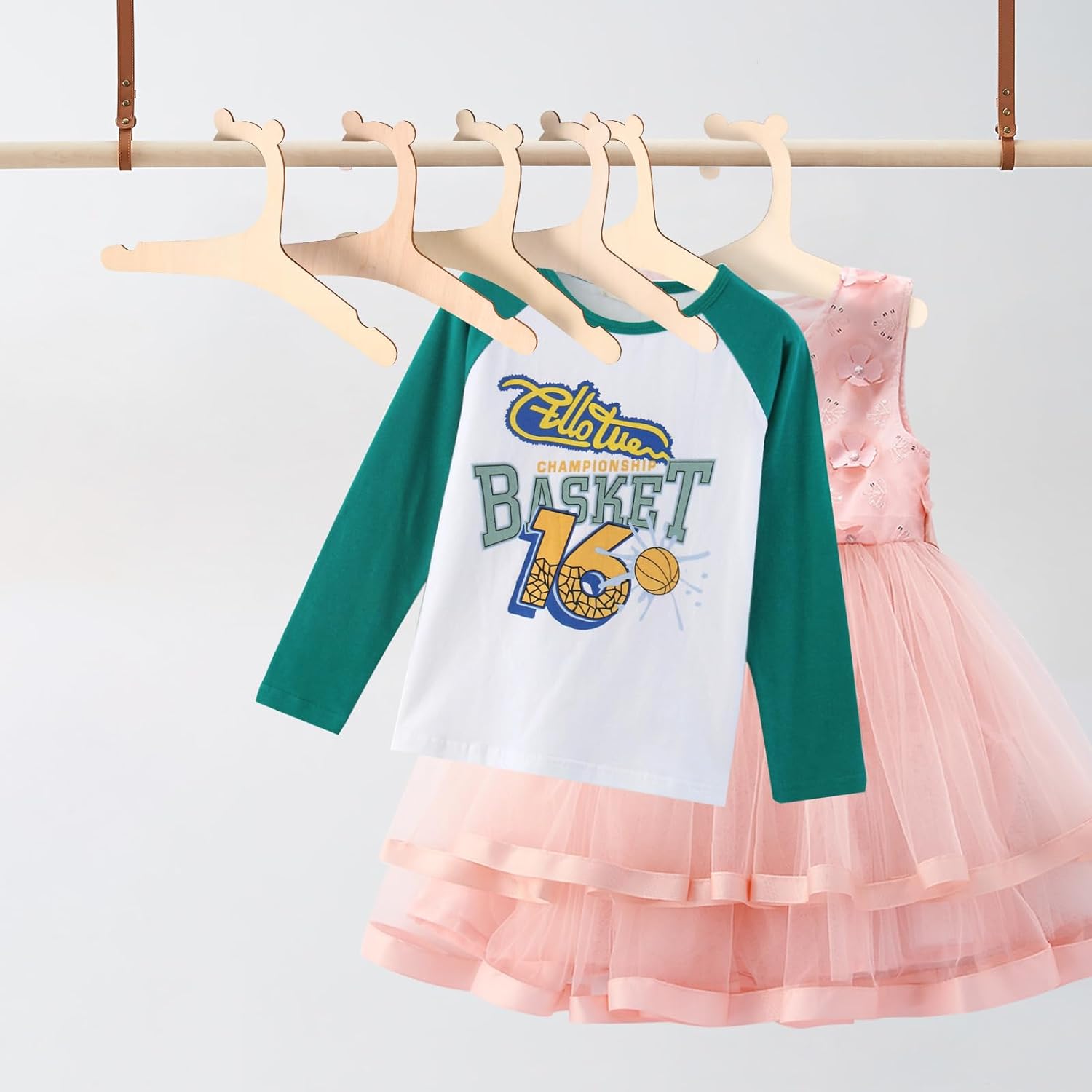 شماعة أطفال خشبية مبتكرة ، دب  - مراجعة Baby Clothing Hangers وسعره